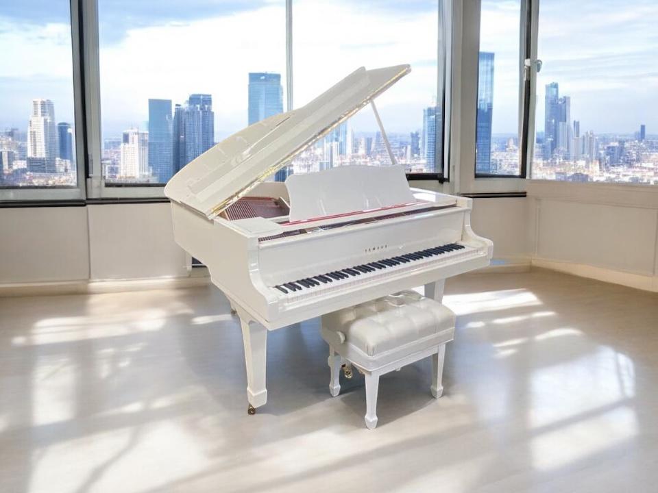 פסנתר כנף לבן קטן YAMAHA G1